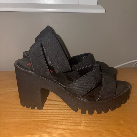 UNIONBAY Black Platform Sandals with Chunky Design - Picture 1 of 3
